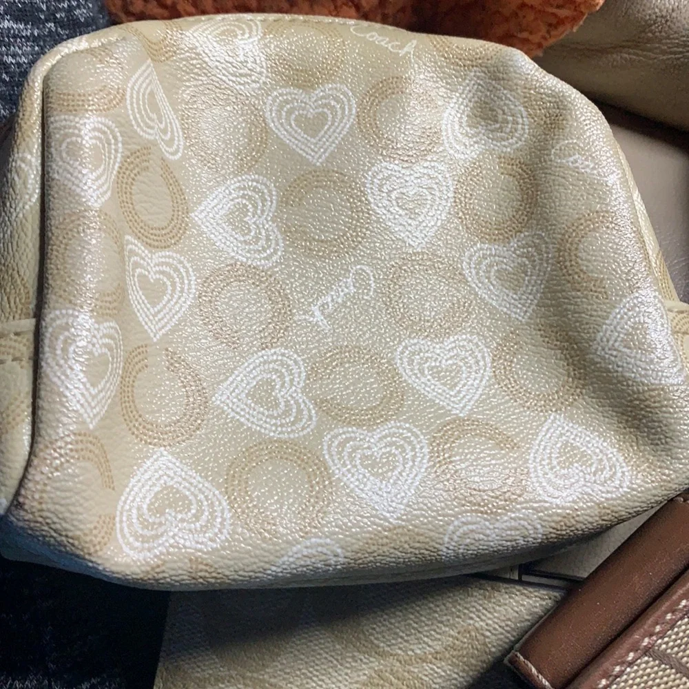 COACH SIGNATURE Poppy‎ hearts  White and beige tan and metallic pink